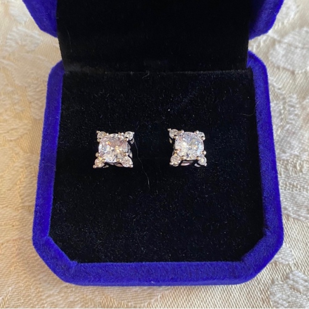 NWOT Gorgeous 18kt 2.5kt Simulated Diamond Earrings